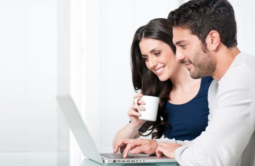 couplelookingatlaptop australianonlinecourses